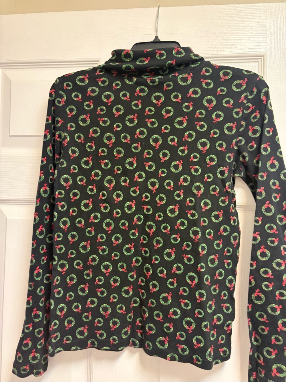 Women’s Black Holiday Wreath Print Long-Sleeve Top turtle neck